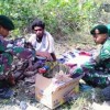 prajurit Satgas Pamtas RI-PNG Yonif MR 411/PDW Kostrad, khususnya Pos Yakyu saat membantu persalinan seorang warga di tengah hutan